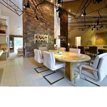Villa Luxury Dramatic House In Livingston Extérieur photo